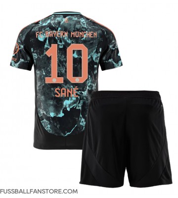 Bayern Munich Leroy Sane #10 Replik Auswärtstrikot Kinder 2024-25 Kurzarm (+ Kurze Hosen)